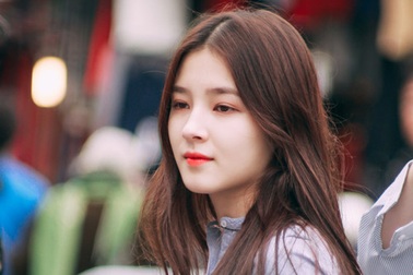 Cô gái 17 tuổi gây xôn xao phố đi bộ Hà Nội vì quá xinh đẹp