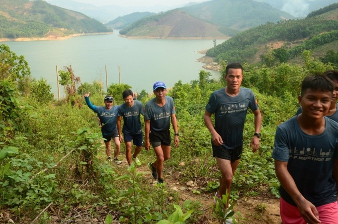 Đinh Văn Vĩnh cùng nhóm Runners chinh phục núi rừng Sơn Tây (Quảng Ngãi)