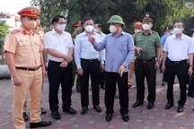 Bí thư, Chủ tịch Hà Nội thị sát chốt kiểm soát dịch "vùng đỏ"