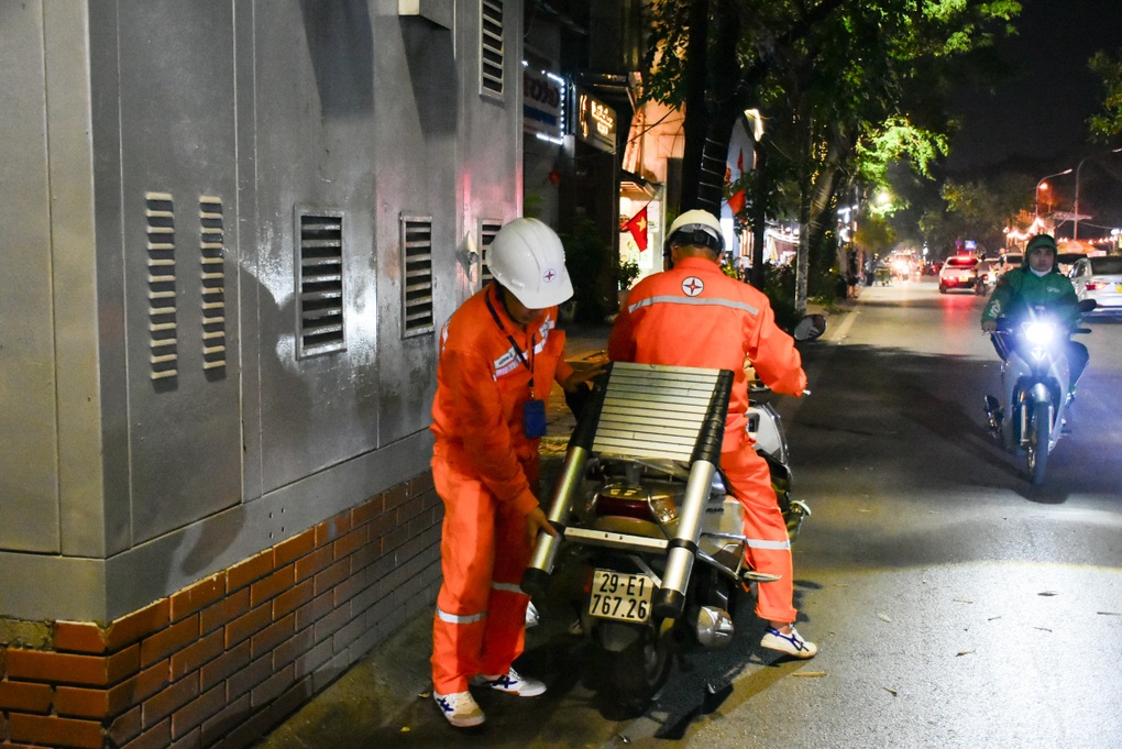 EVNHANOI bảo đảm cung ứng điện ổn định cho người dân trong mùa nóng kéo dài - 4