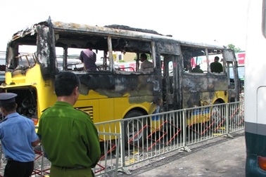 Xe buýt cháy rụi khi đang đậu trong bến