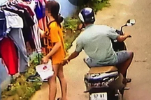 Hà Nội: Cướp tài sản của phụ nữ, "tiện tay" bóp luôn vòng 1