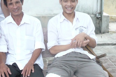 Chống gậy, mặc quần soóc thi ĐH