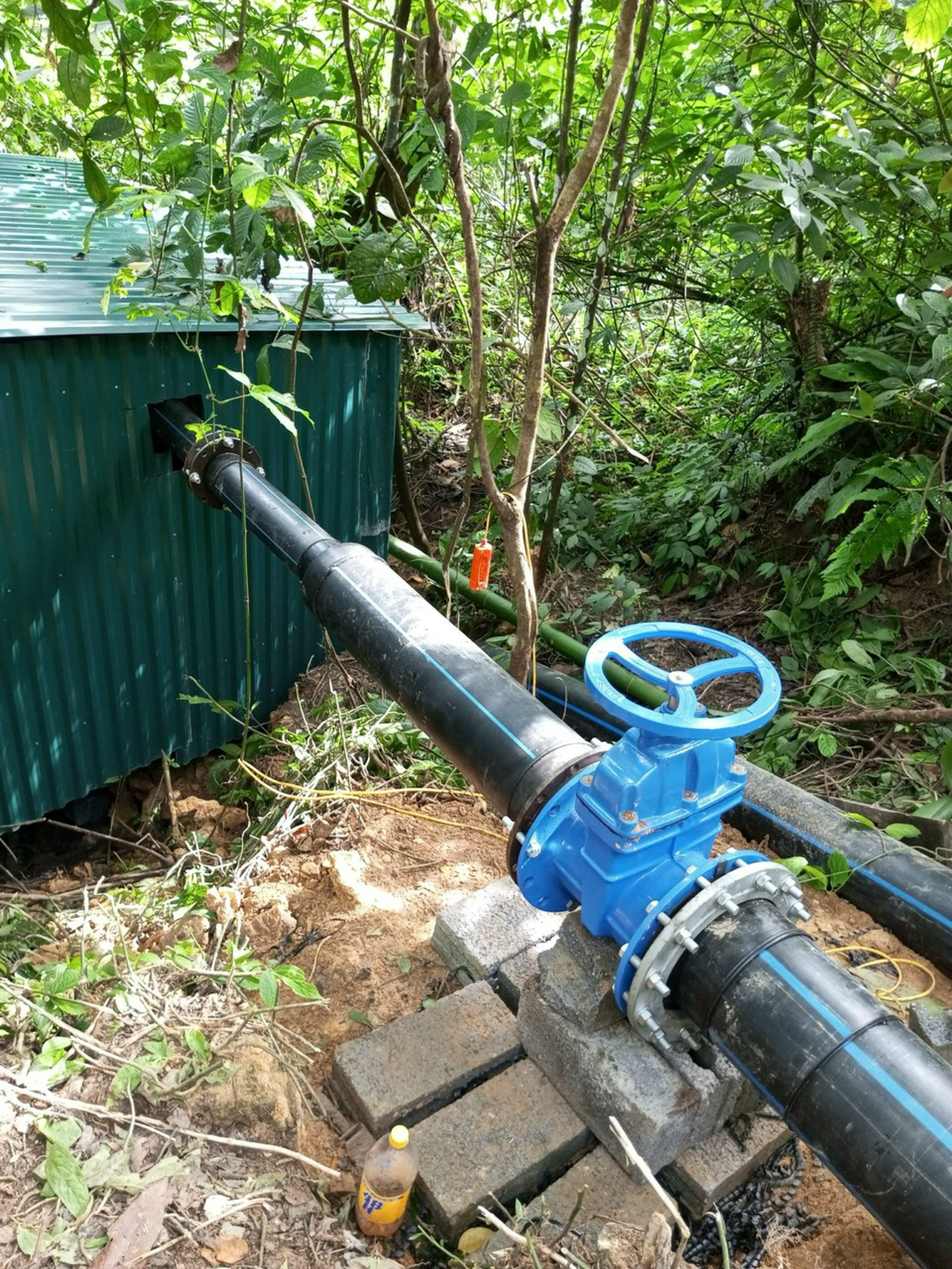 Thanh niên không bằng cấp, chế máy bắt suối nhả điện giúp dân vùng cao - 8 Thanh niên không bằng cấp, chế máy bắt suối nhả điện giúp dân vùng cao - 8
