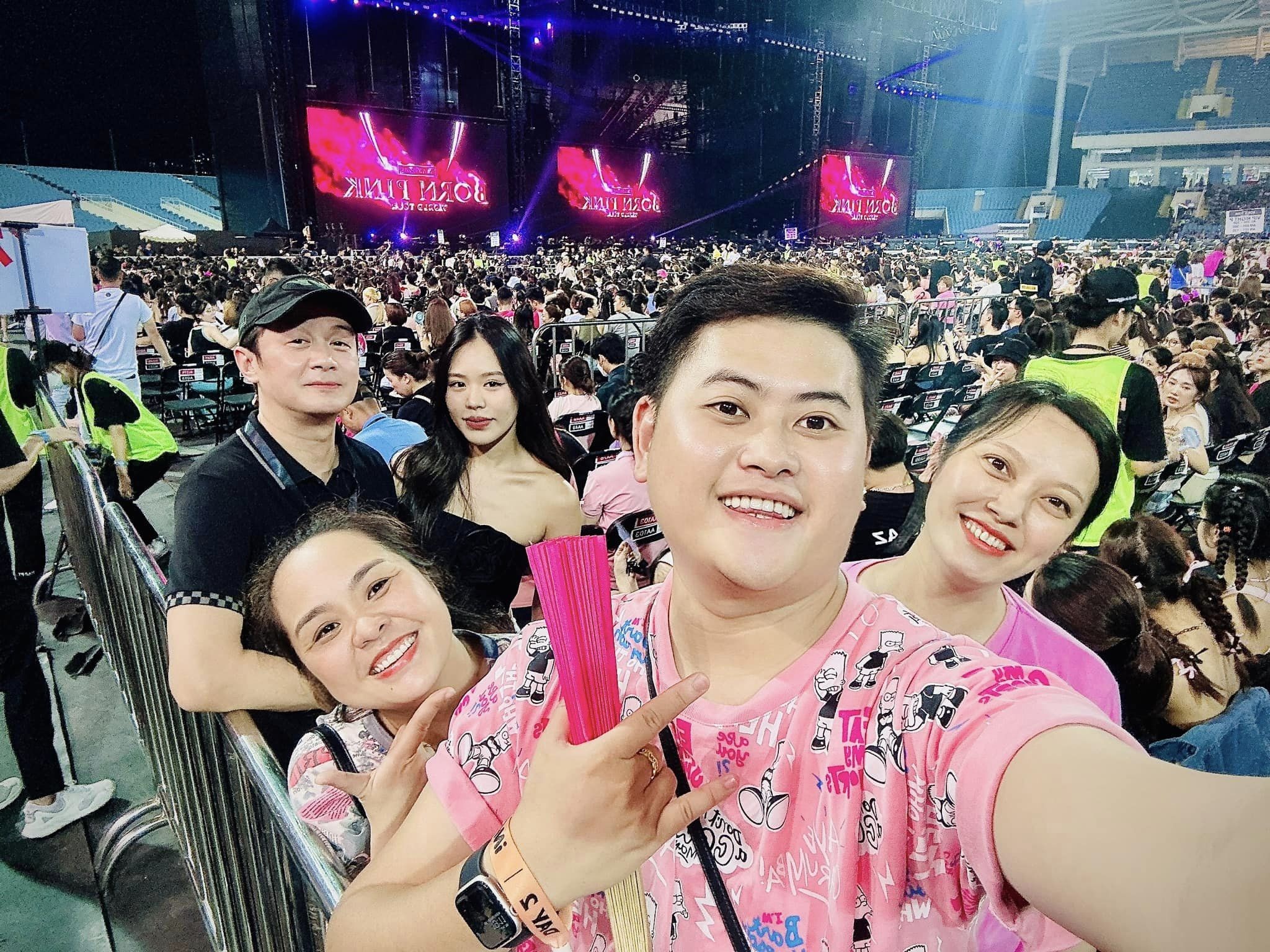 Show diễn Blackpink tại Hà Nội: Không chỉ là chuyện giới trẻ đu idol - 13 Show diễn Blackpink tại Hà Nội: Không chỉ là chuyện giới trẻ đu idol - 13