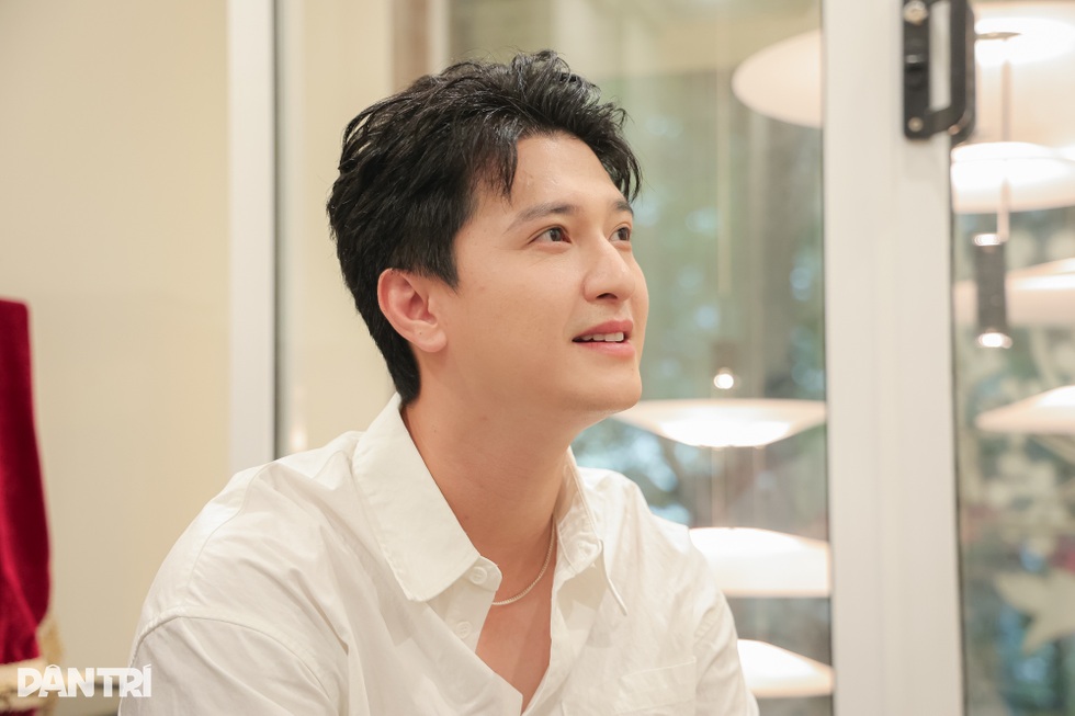 Huỳnh Anh nói về vợ hơn 6 tuổi: “Cô ấy đẹp gấp mấy lần trên mạng - 4 Huỳnh Anh nói về vợ hơn 6 tuổi: “Cô ấy đẹp gấp mấy lần trên mạng - 4