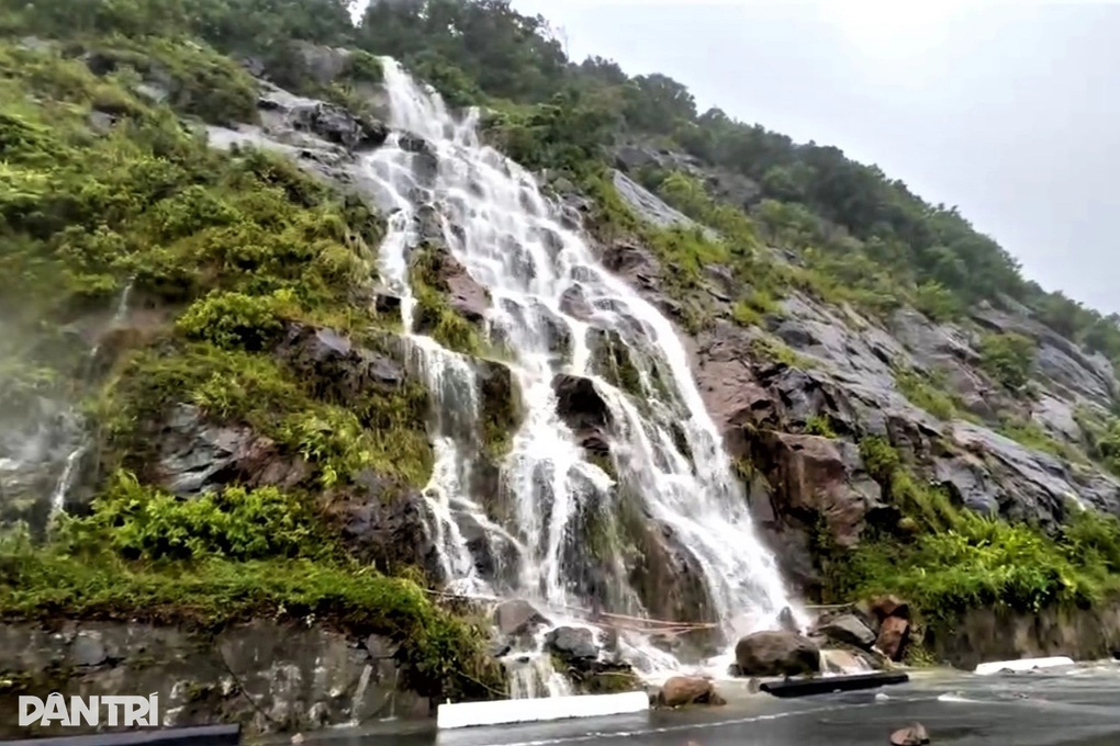 Nước đổ như thác, Đà Nẵng cấm phương tiện lên bán đảo Sơn Trà - 1 Nước đổ như thác, Đà Nẵng cấm phương tiện lên bán đảo Sơn Trà - 1