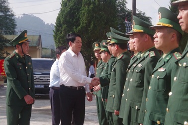 Chủ tịch nước thăm, tặng quà gia đình chính sách và Đồn Biên phòng Bát Mọt