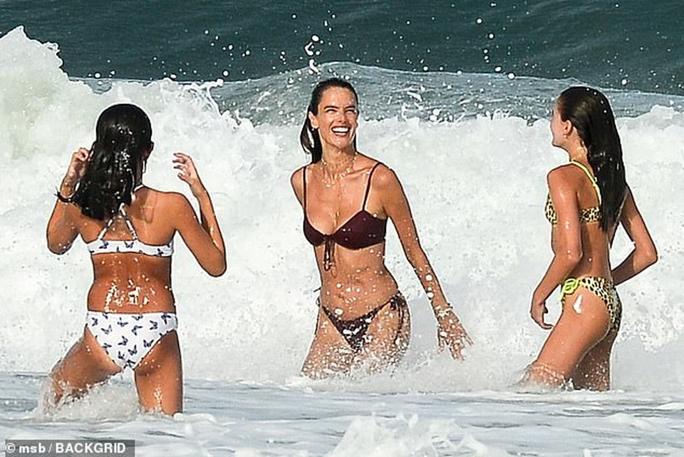 Siêu mẫu áo tắm Alessandra Ambrosio nô đùa cùng con trên biển - 3 Siêu mẫu áo tắm Alessandra Ambrosio nô đùa cùng con trên biển - 3
