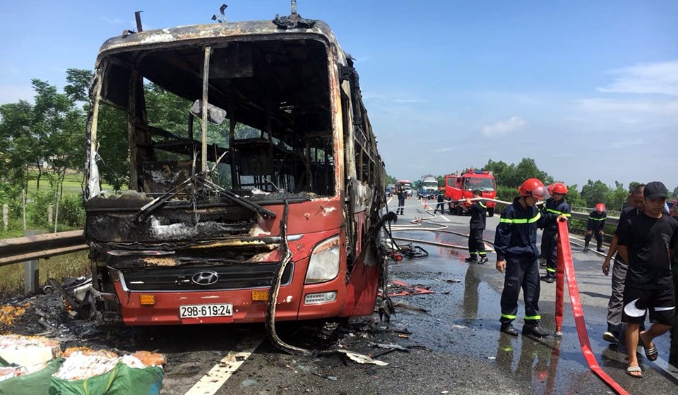 Xe khách cháy trơ khung trên cao tốc, hành khách nháo nhào thoát thân - 2
