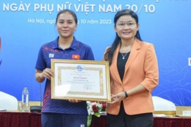 Trao bằng khen cho nữ xạ thủ giành quyền tham dự Olympic 2024