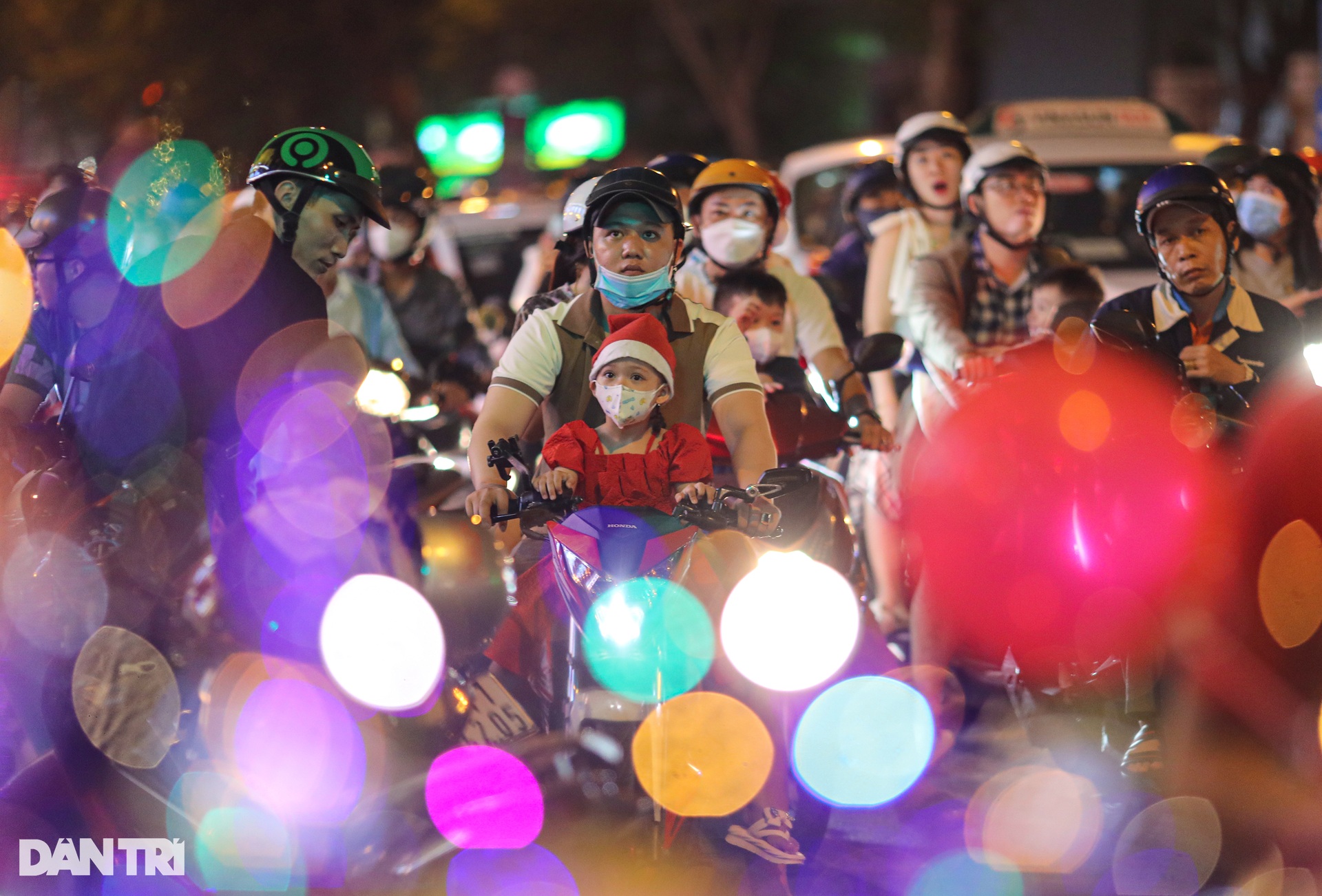Nhiều nơi ở TPHCM ùn tắc khi người dân xuống đường đón Noel - 1 Nhiều nơi ở TPHCM ùn tắc khi người dân xuống đường đón Noel - 1