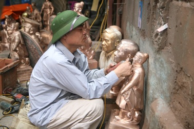 Một ngày ở làng nghề đúc tượng đồng “Hưng Đạo Đại Vương”