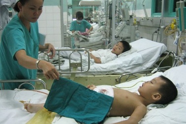 Bé Thiên Bảo thảng thốt đòi cha mẹ trên giường bệnh