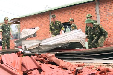 Hỗ trợ hàng trăm nhà dân khắc phục thiệt hại do lốc xoáy