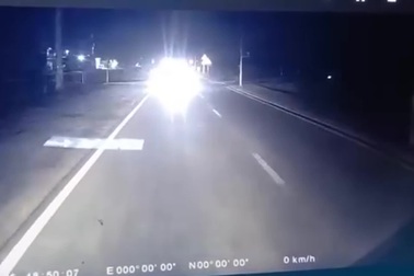 Tài xế xe tải gây bức xúc vì lắp đèn pha phía sau đuôi