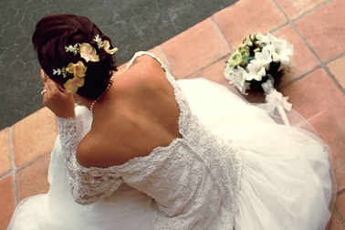 Tôi có bầu trước khi cưới, mẹ chồng muốn rước dâu vào nhà bằng cửa sau vì sợ xúi quẩy