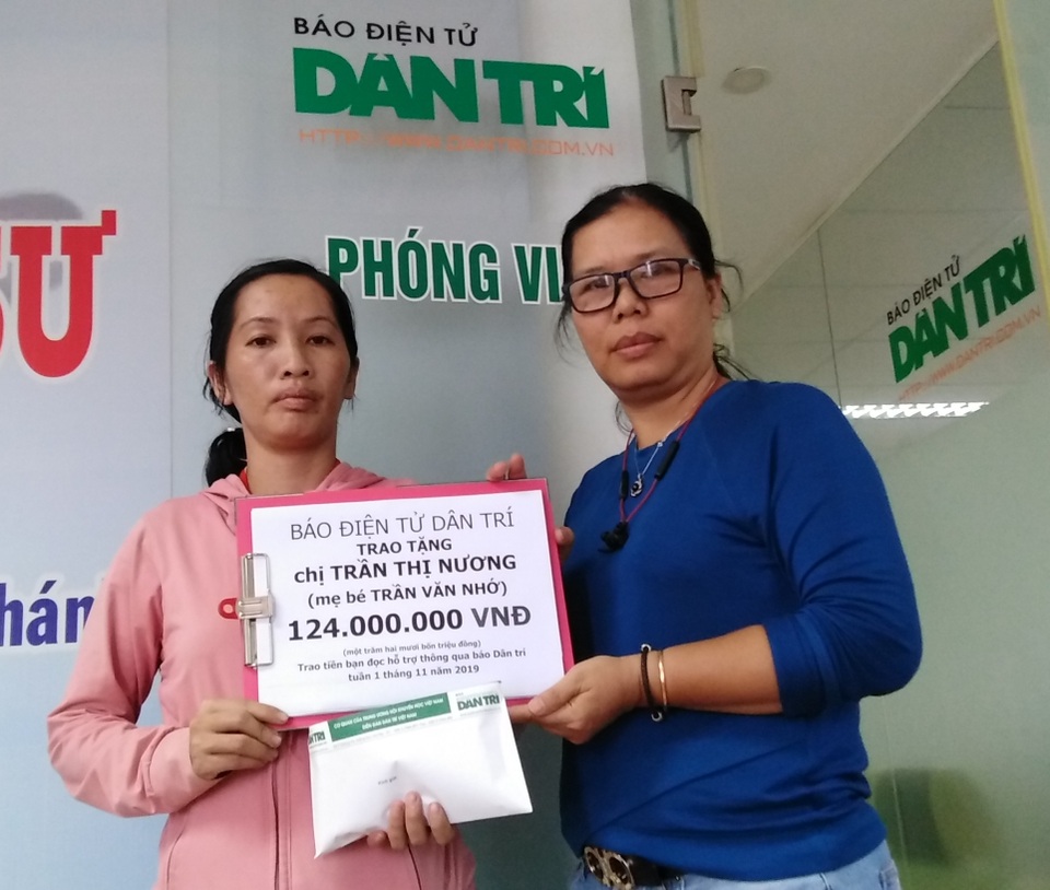 Nhiều bạn đọc Dân trí đến viện giúp đỡ bé trai gầy trơ xương, bụng phình như cái trống - 2 Nhiều bạn đọc Dân trí đến viện giúp đỡ bé trai gầy trơ xương, bụng phình như cái trống - 2