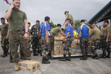 Cứu trợ nạn nhân bão tại Philippines quá chậm chạp