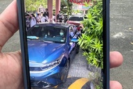 Xác minh đoàn ô tô chen lấn với hàng trăm học sinh trong sân trường ở TPHCM