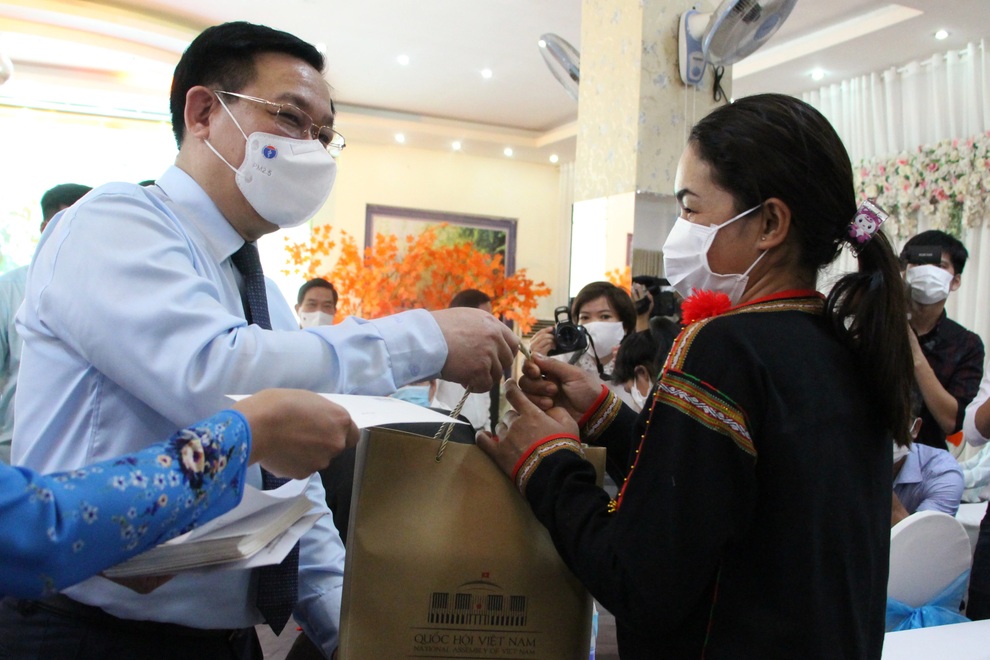 Chủ tịch Quốc hội thăm, tặng quà lao động bị ảnh hưởng bởi dịch Covid-19 - 3 Chủ tịch Quốc hội thăm, tặng quà lao động bị ảnh hưởng bởi dịch Covid-19 - 3