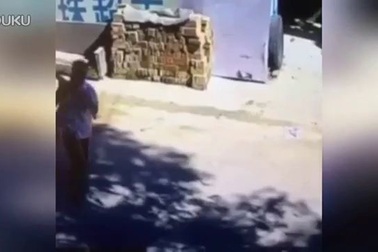 Sốc với cảnh bắt cóc trẻ con ngồi trên ghế sau xe đạp