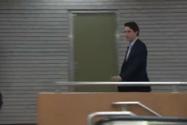 Thủ tướng đắc cử Canada bất ngờ tới ga tàu bắt tay người dân