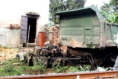 Tàu hỏa tông nát đầu xe tải, tài xế trọng thương