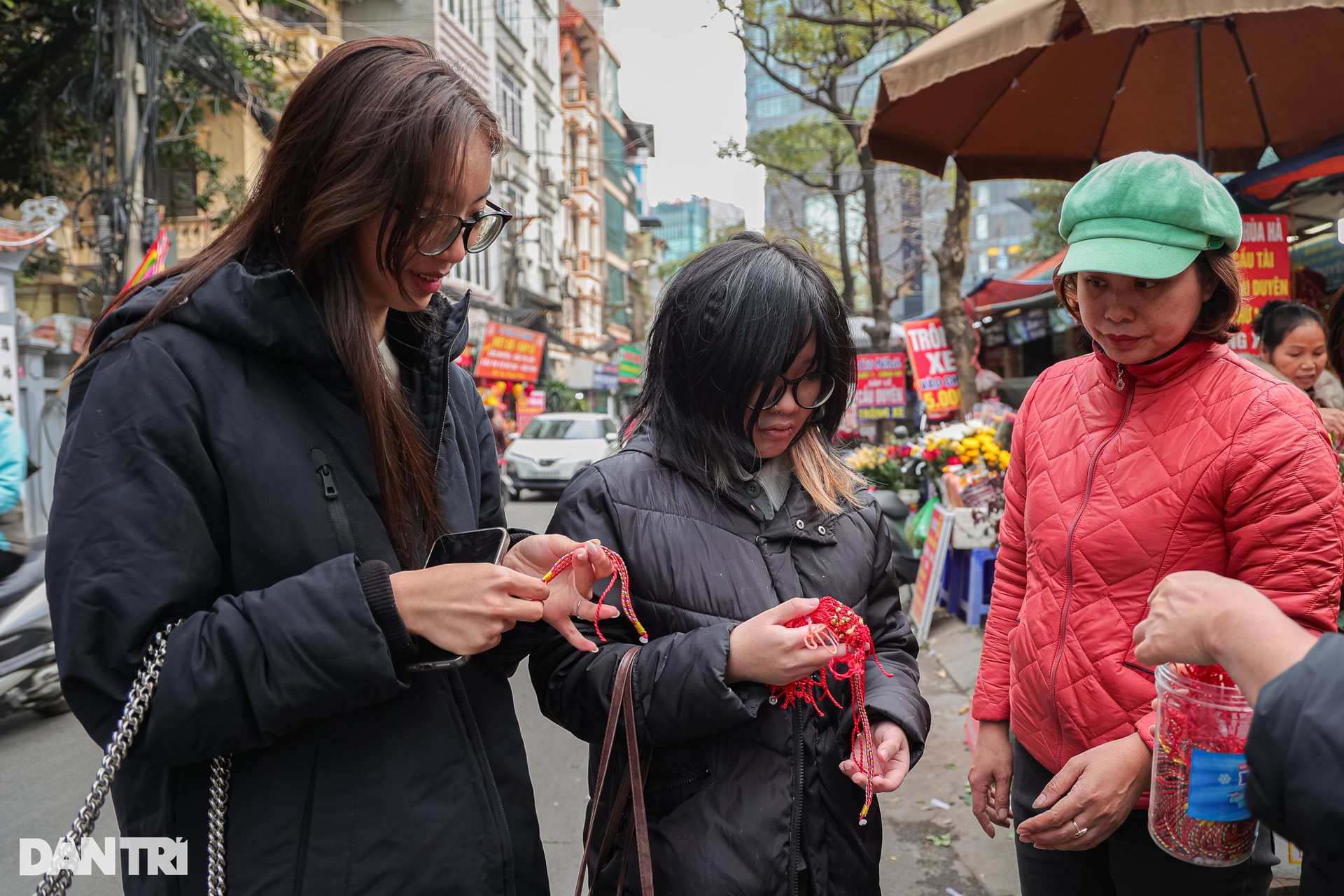 Người trẻ xin nghỉ làm sớm, vượt 50km đi chùa Hà cầu duyên đầu năm - 4 Người trẻ xin nghỉ làm sớm, vượt 50km đi chùa Hà cầu duyên đầu năm - 4