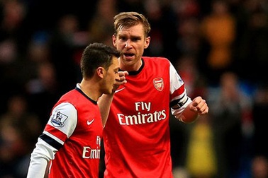 Mertesacker mắng té tát Mesut Ozil ngay trên sân cỏ