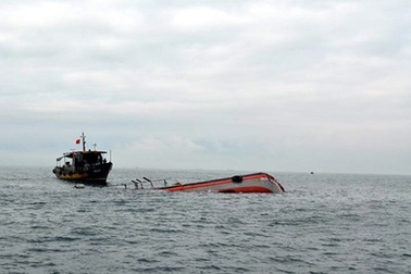 Tàu cá đâm nhau, ngư dân rơi xuống biển