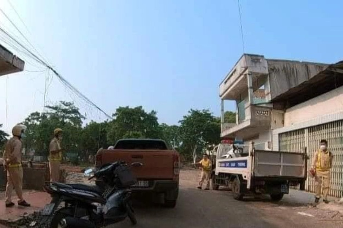 Tài xế xe bán tải rồ ga bỏ chạy thục mạng bất chấp lệnh dừng của CSGT - 2 Tài xế xe bán tải rồ ga bỏ chạy thục mạng bất chấp lệnh dừng của CSGT - 2