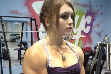 Thiếu nữ tuổi 17 xinh đẹp có cơ bắp của... lực sĩ