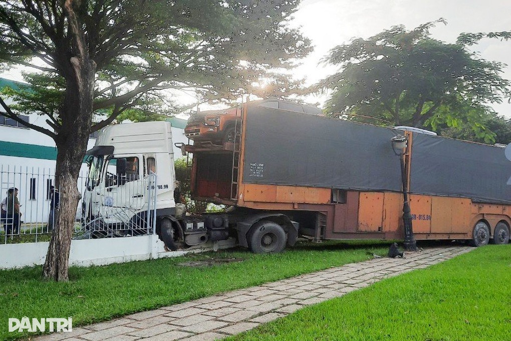 Xe đầu kéo chở 6 ô tô húc sập tường rào công ty ở TPHCM - 1 Xe đầu kéo chở 6 ô tô húc sập tường rào công ty ở TPHCM - 1