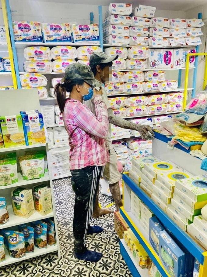 Anh thợ xây dẫn vợ bầu bị lấm bẩn vào cửa hàng, hành động sau đó khiến tất cả xúc động - Ảnh 1. Anh thợ xây dẫn vợ bầu bị lấm bẩn vào cửa hàng, hành động sau đó khiến tất cả xúc động - Ảnh 1.
