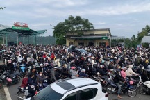 Tắc dài dòng khách xếp hàng mua vé vào Vườn Quốc gia Ba Vì