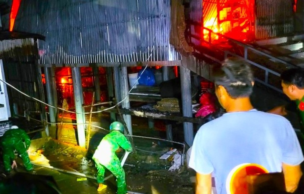Cháy liên tiếp ở Đất Mũi, 8 căn nhà bị hư hỏng - 1 Cháy liên tiếp ở Đất Mũi, 8 căn nhà bị hư hỏng - 1