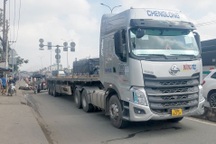 Người đàn ông chết thảm dưới bánh xe đầu kéo