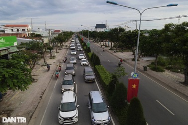 Đường từ Cần Giờ về trung tâm TPHCM: Ôtô tắc dài 2km trước phà Bình Khánh