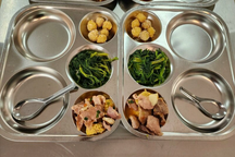 Vụ suất ăn 32.000 đồng "lèo tèo" cá, rau: Nhà trường tạm dừng bếp bán trú