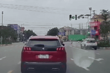 Đèn tín hiệu "nhảy múa", tài xế bối rối lùi xe giữa ngã năm