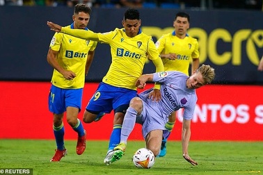 HLV Koeman và De Jong nhận thẻ đỏ, Barcelona tiếp tục gây thất vọng