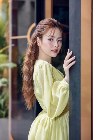 Việt Hoa U30: Nhan sắc xinh đẹp, phong cách thời trang thanh lịch - 10