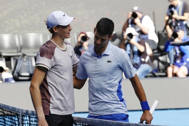 Djokovic từng giúp Sinner khắc phục điểm yếu