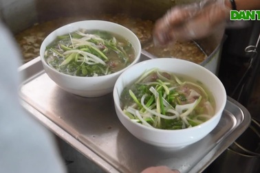 Quán phở mậu dịch hiếm hoi còn lại ở Hà Nội, ngày bán 2 tiếng đã hết hàng