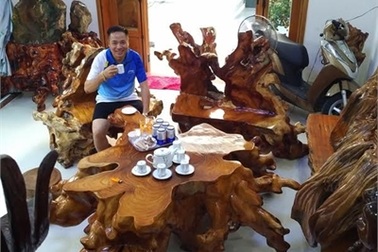 Bàn ghế gỗ sưa ngàn tuổi vô giá của đại gia Quảng Nam