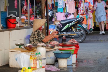Khách vơi quá nửa, tiểu thương các chợ "ngồi… ngáp cả ngày"