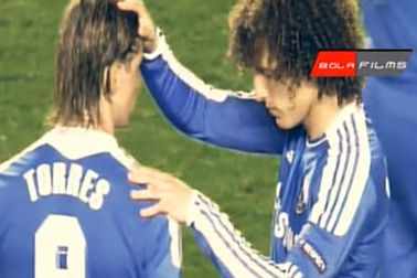 Torres chói sáng nhờ được David Luiz… yểm bùa?