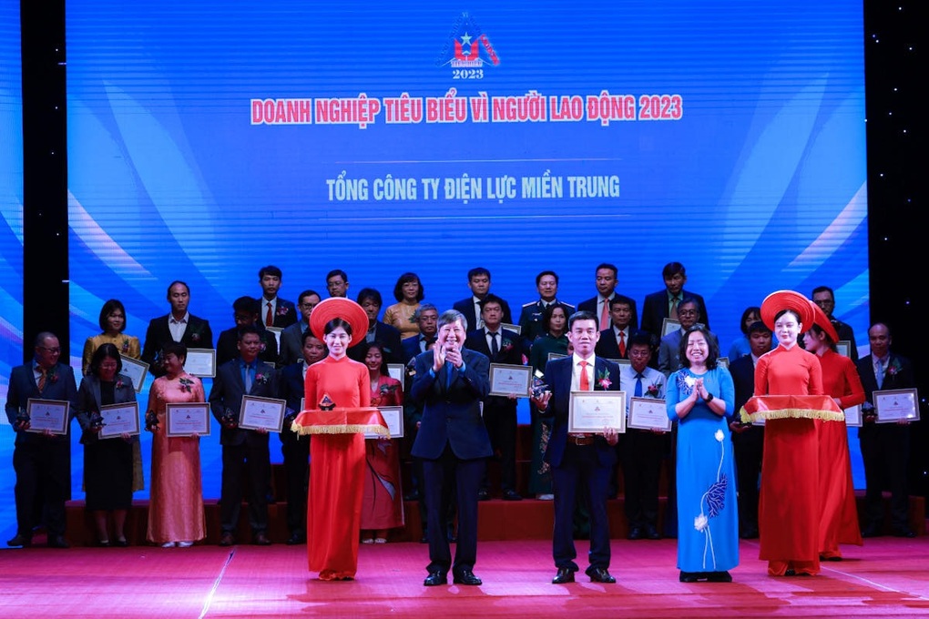Vinh danh 64 doanh nghiệp tiêu biểu vì người lao động - 1 Vinh danh 64 doanh nghiệp tiêu biểu vì người lao động - 1