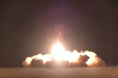 Khoảnh khắc Iran dội tên lửa vào căn cứ quân sự Mỹ ở Qatar